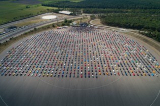 Ford Sets New World Record for Largest Mustang Meeting wi...
